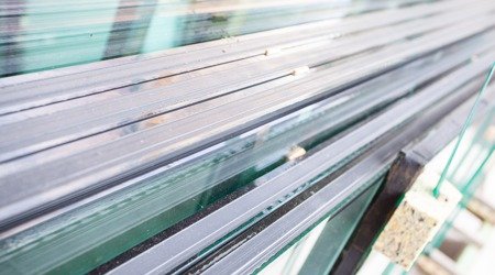 Glaszetter Friesland aan het werk